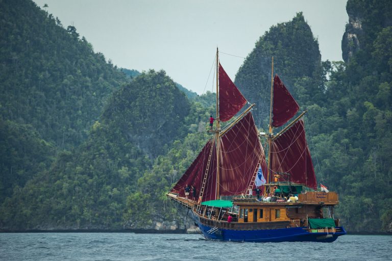 LIveaboard Raja Ampat
